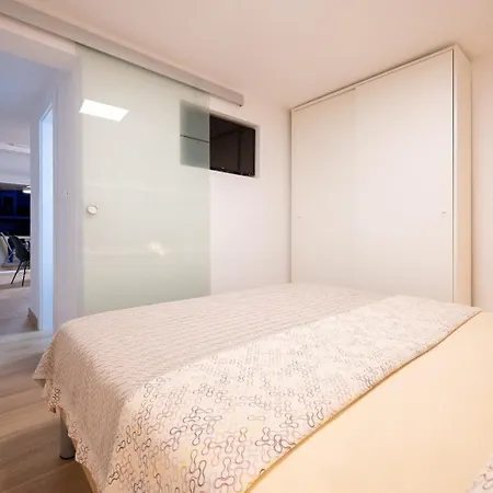 아파트 In Mastrinka With Loggia, Air Conditioning, Wifi 5159-2 트로기르