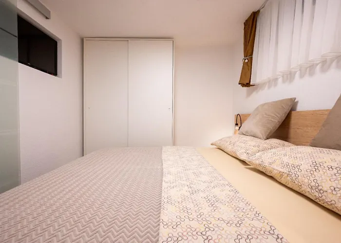 In Mastrinka With Loggia, Air Conditioning, Wifi 5159-2 * 트로기르