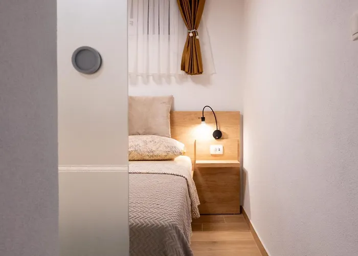 In Mastrinka With Loggia, Air Conditioning, Wifi 5159-2 * Trogir