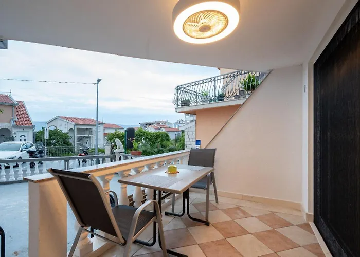 In Mastrinka With Loggia, Air Conditioning, Wifi 5159-2 Trogir