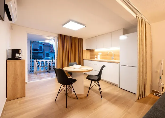 In Mastrinka With Loggia, Air Conditioning, Wifi 5159-2 * Trogir